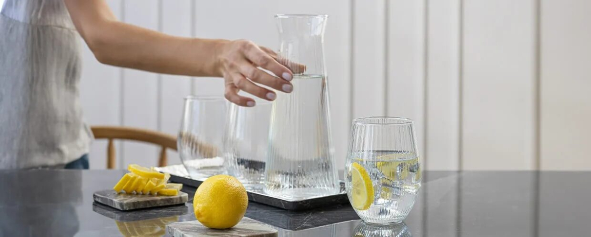 5 pomysłów na letnie napoje do serwowania w szklanej karafce lub dzbanku.