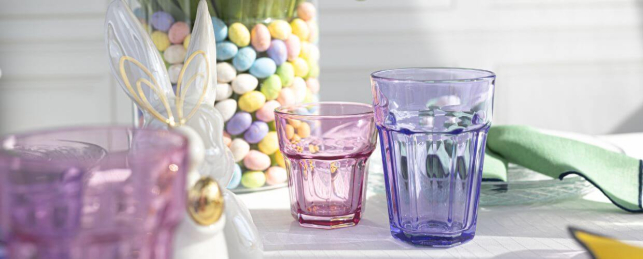 Kolorowe szkło na lato – szklanki, dzbanki i pucharki w najmodniejszych odcieniach sezonu