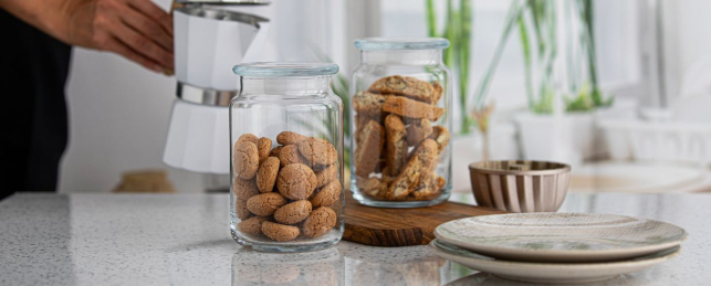 Jakie są zalety szklanych pojemników w kuchni?